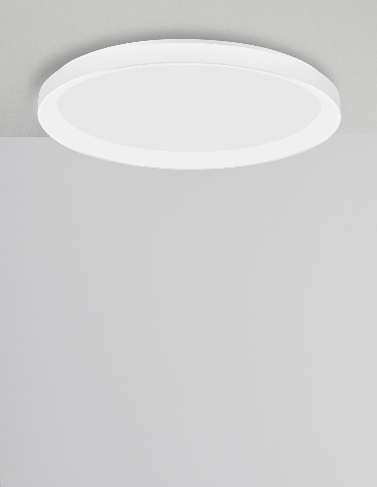 Second angle du plafonnier blanc monté au plafond, cerclage lumineux visible