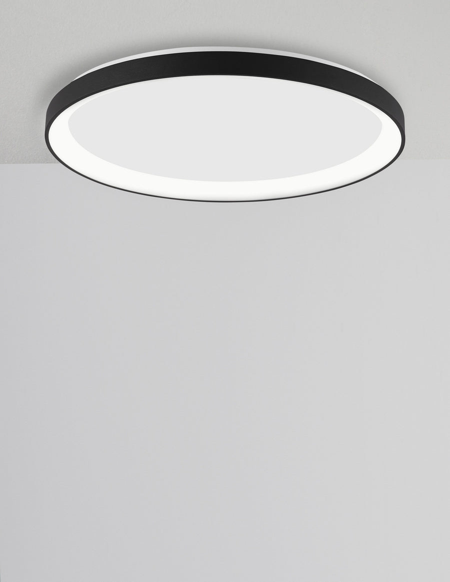 Luminaire fixé au plafond gris, vue frontale montrant le bord noir
