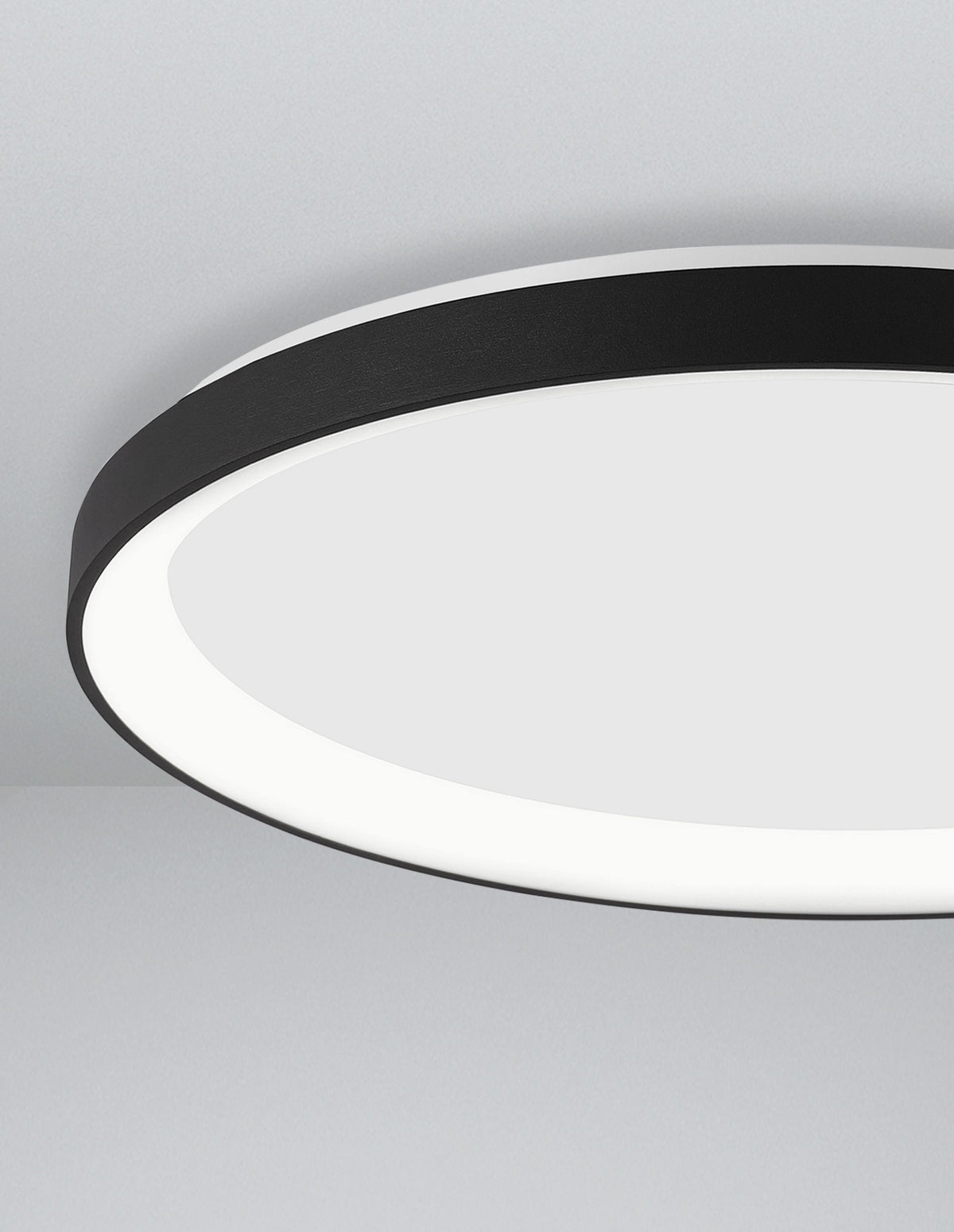 Gros plan sur le cerclage noir mat et le diffuseur blanc lumineux