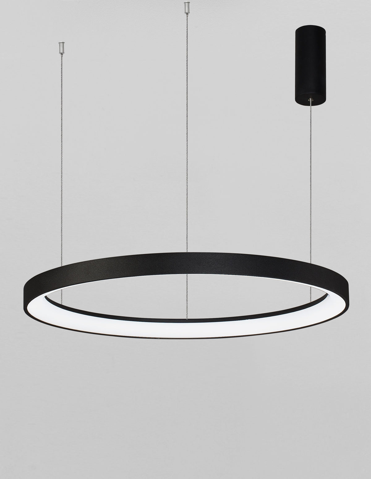 Détail rapproché de l'anneau avec le bandeau LED blanc allumé