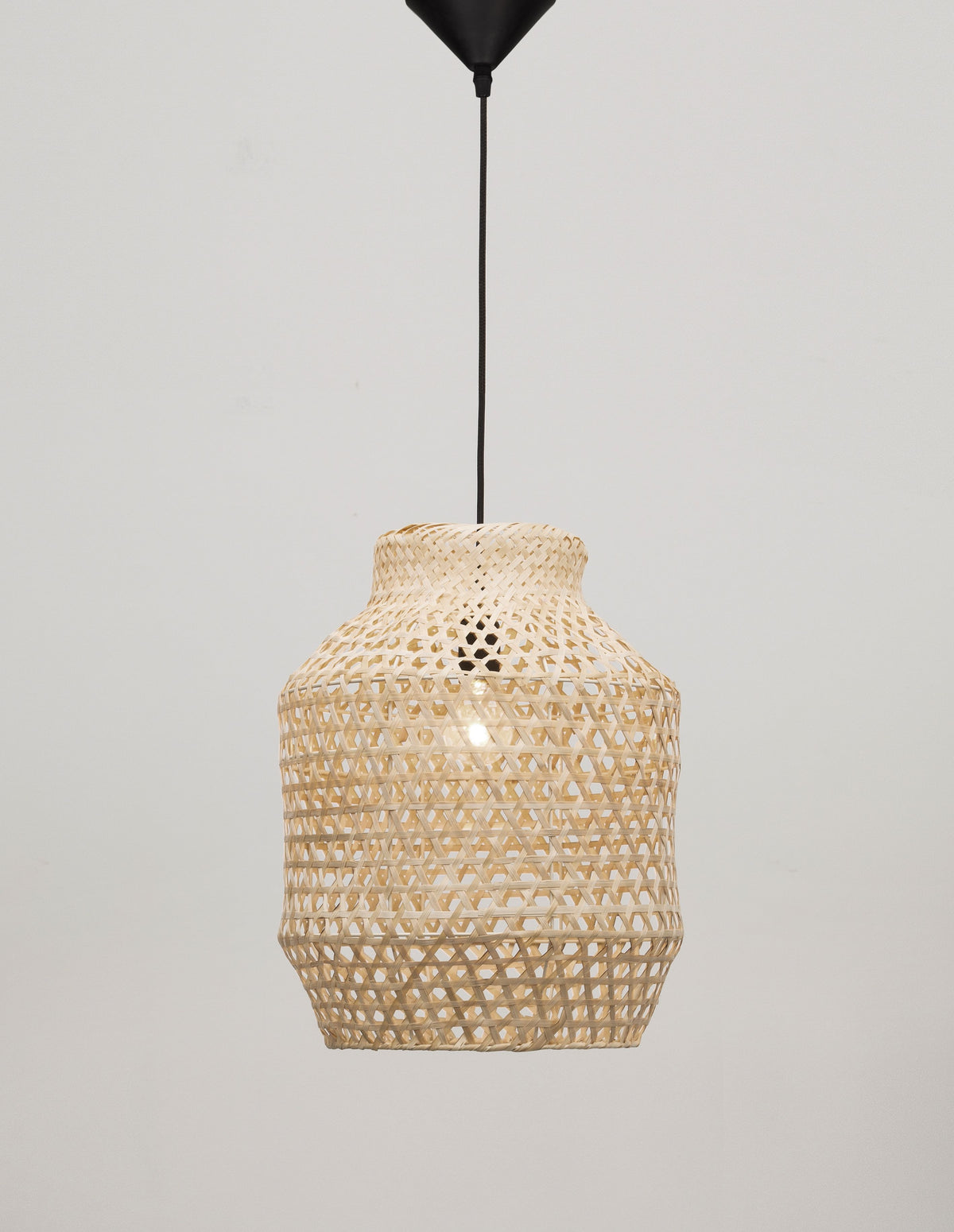 Abat-jour tressé vu de face, allumé, ampoule visible à l'intérieur