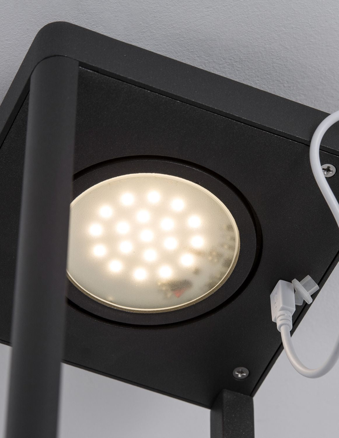 Vue rapprochée du module LED allumé sous le capot du luminaire