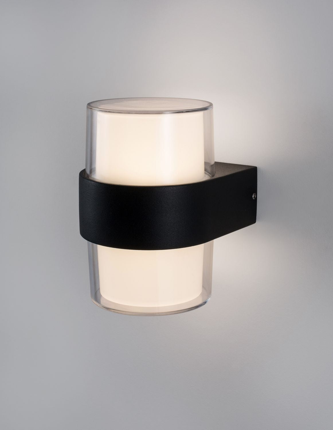 Vue de trois quarts montrant le support mural noir et le verre cylindrique