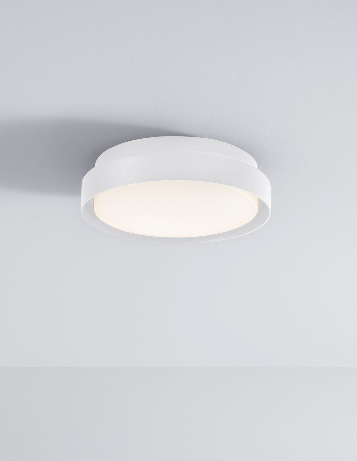 Même plafonnier allumé diffusant une lumière chaude et homogène au plafond