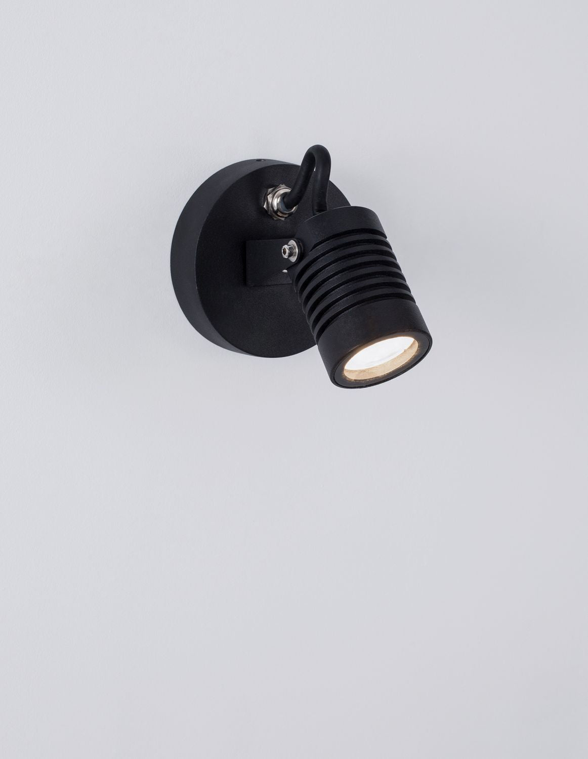 Détail du projecteur allumé, lentille en verre et ailettes de refroidissement