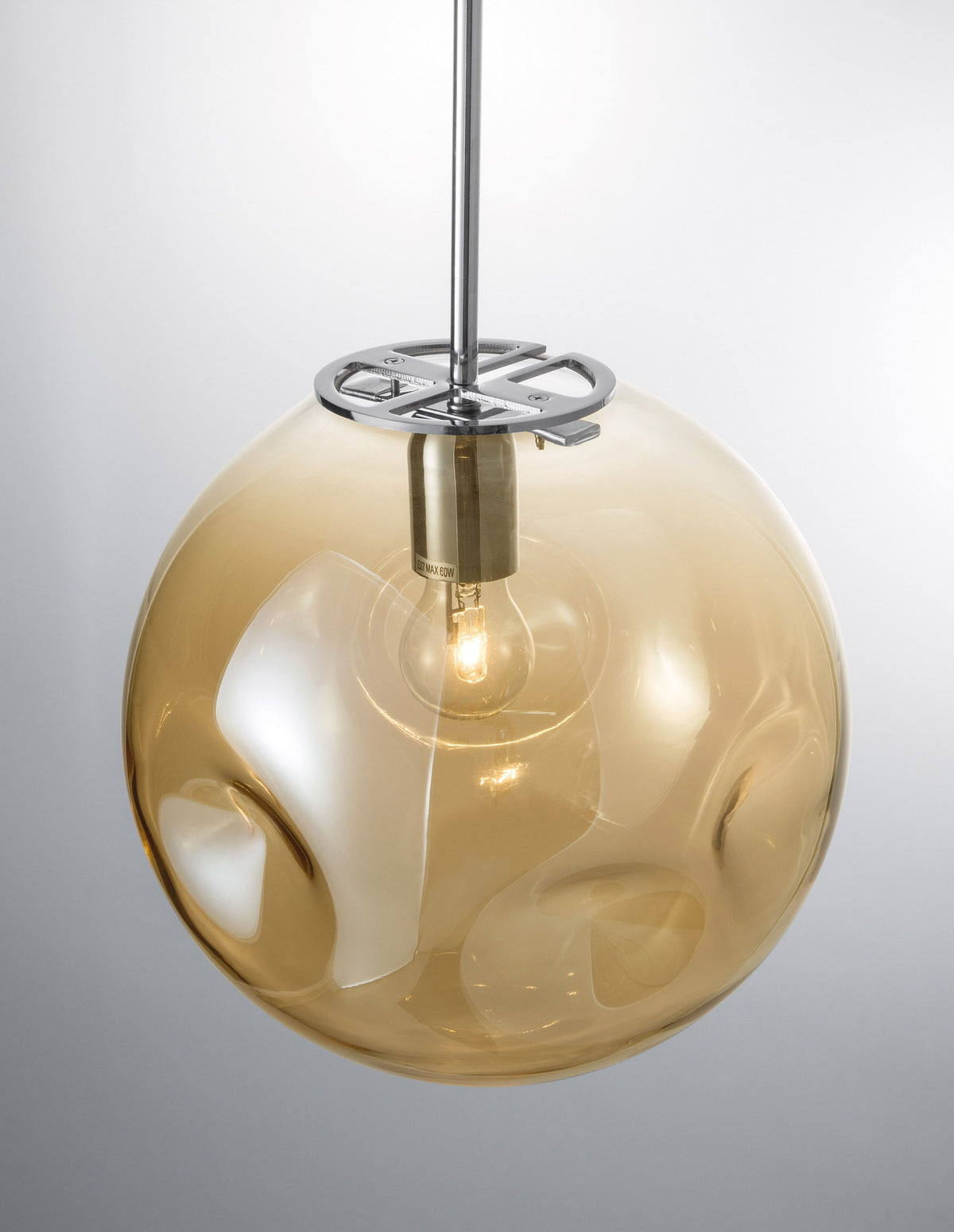 Vue rapprochée du globe en verre ambré, douille et ampoule visibles.