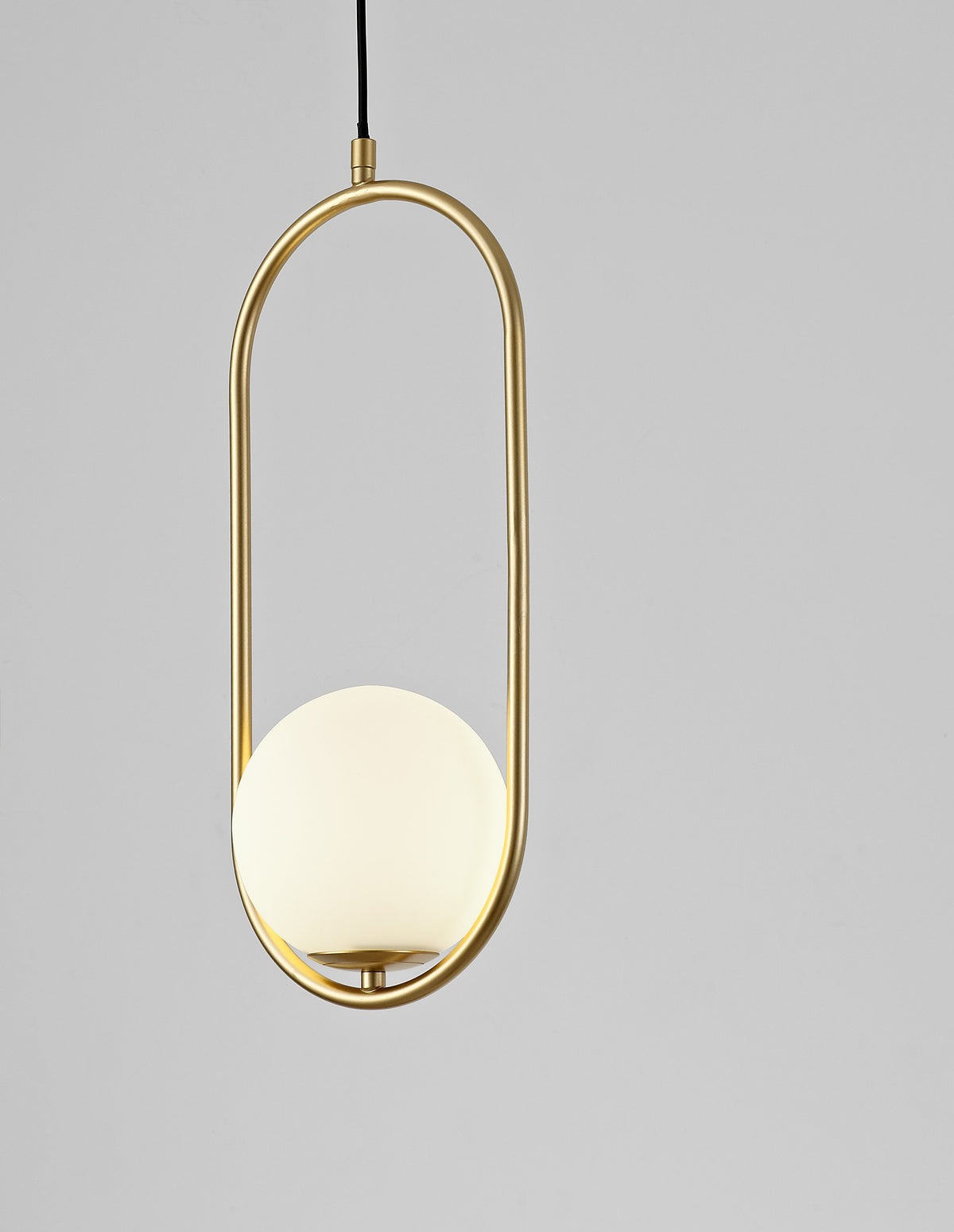 Suspension dorée vue de face, cadre ovale allongé et globe opalin blanc
