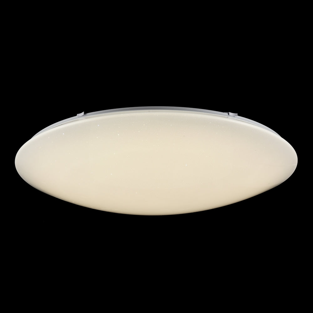 Plafonnier allumé diffusant une lumière chaude à travers le verre opalin moucheté