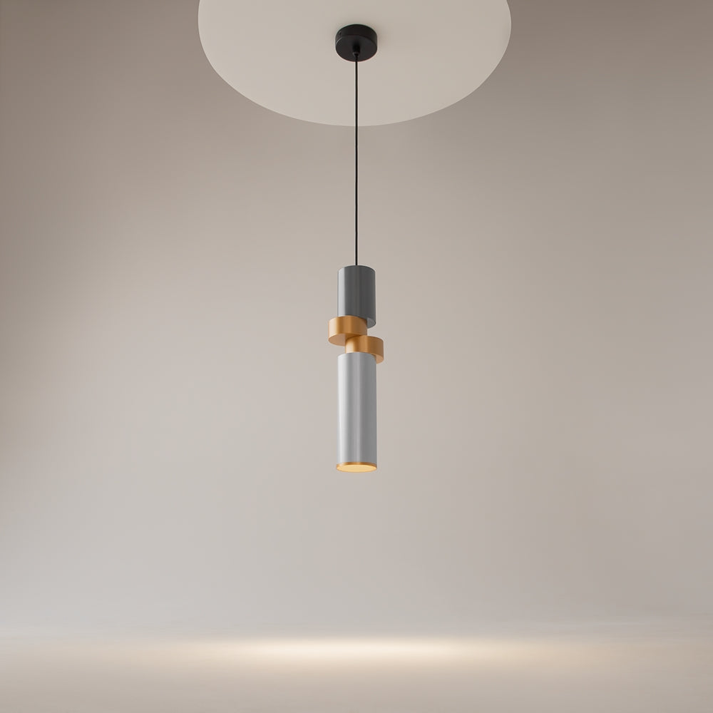 Suspension allumée dans une pièce claire, halo lumineux diffusé au plafond.