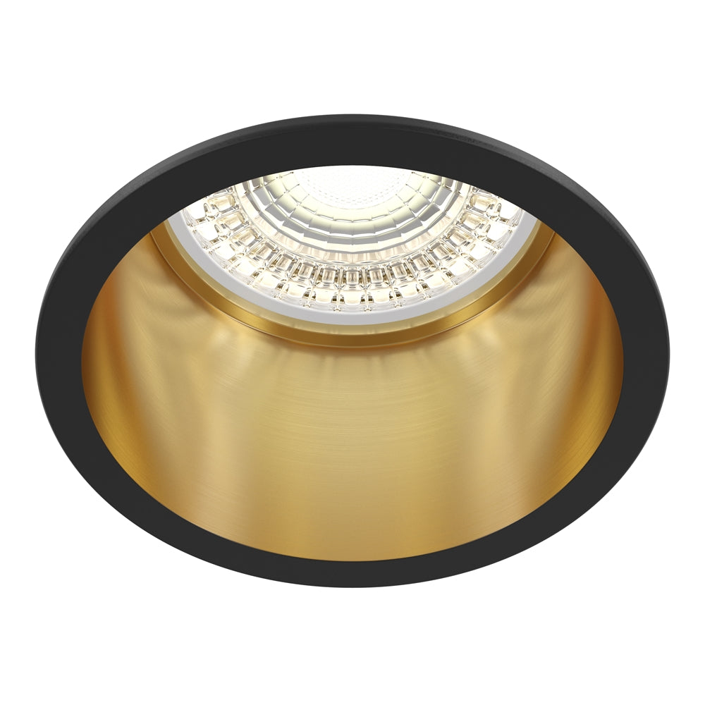 Vue de face du spot encastré rond, réflecteur doré et lentille LED centrale.
