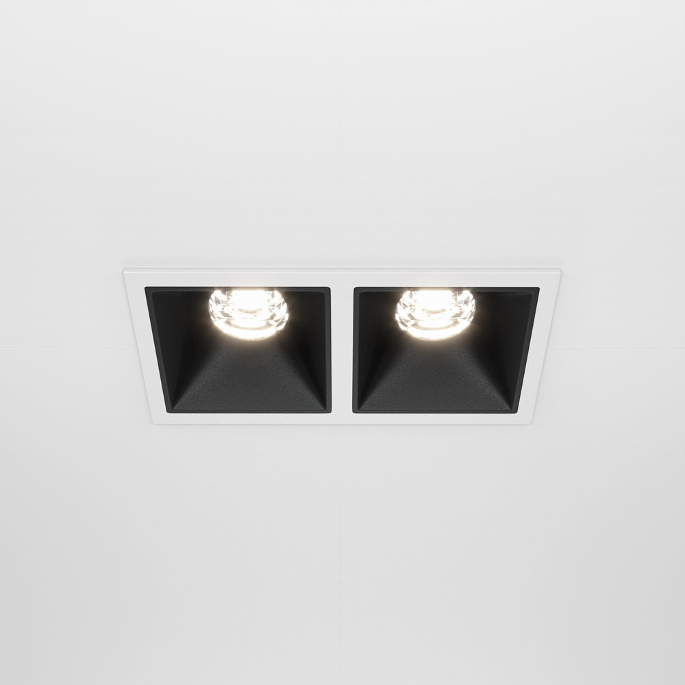 Spot double encastré blanc avec deux modules carrés allumés dans un plafond