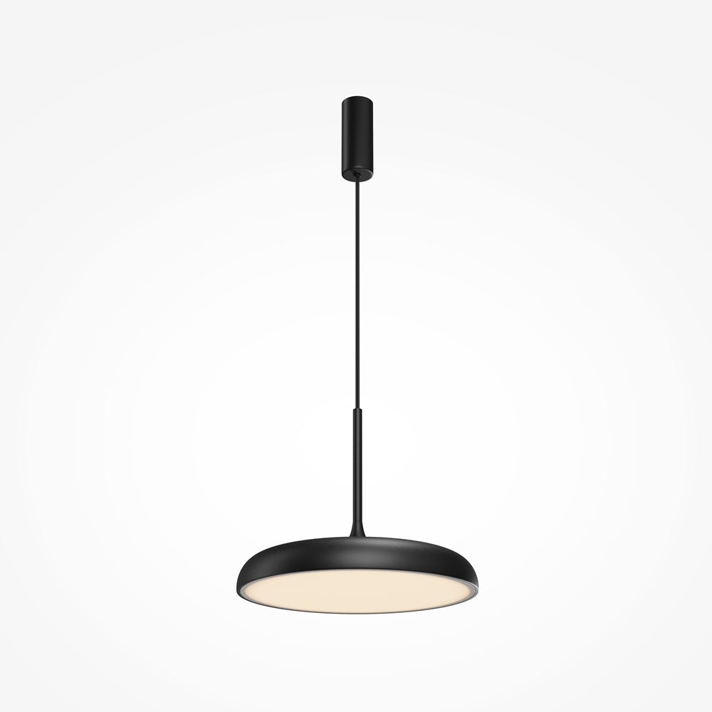 Suspension noire de face sur fond blanc, abat-jour plat et câble fin