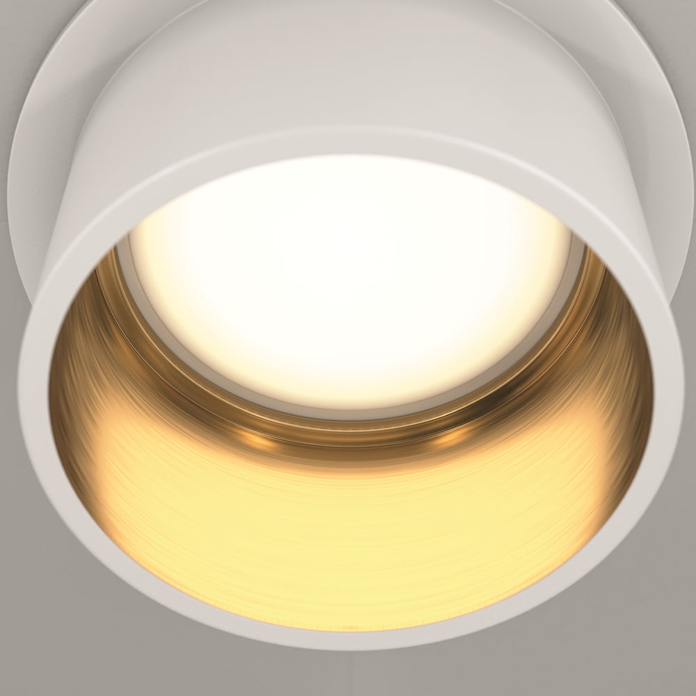 Détail du diffuseur lumineux et de la bague dorée brossée