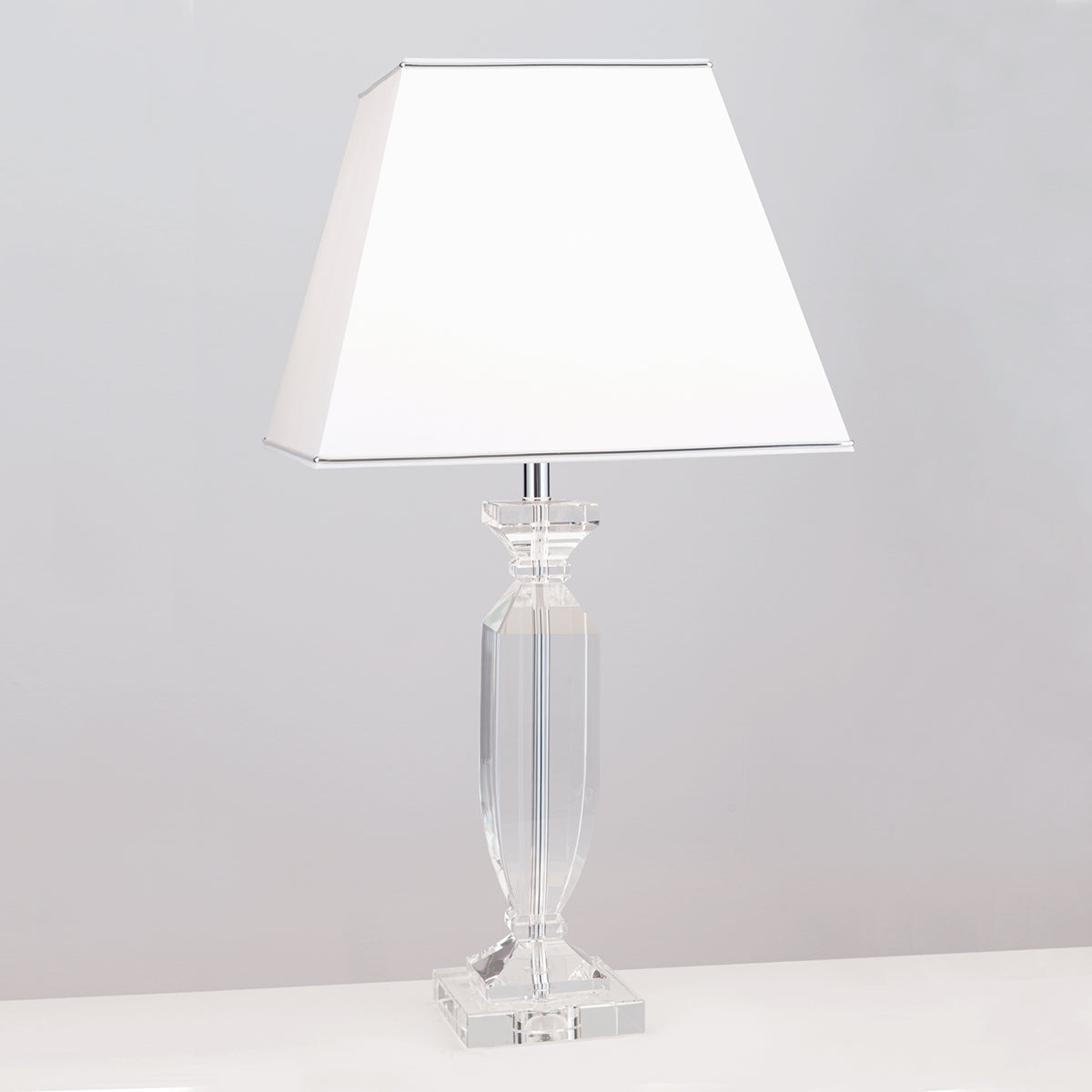 Lampe à poser de face, base carrée en cristal taillé et abat-jour blanc