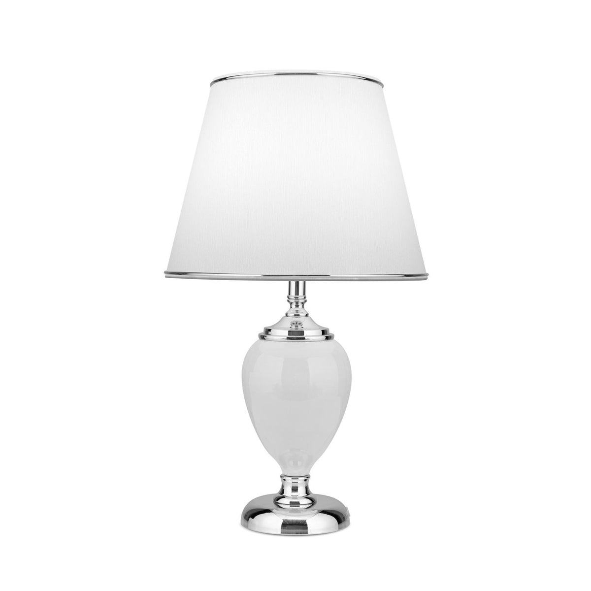 Lampe à poser de face avec finition chromée et abat-jour blanc.