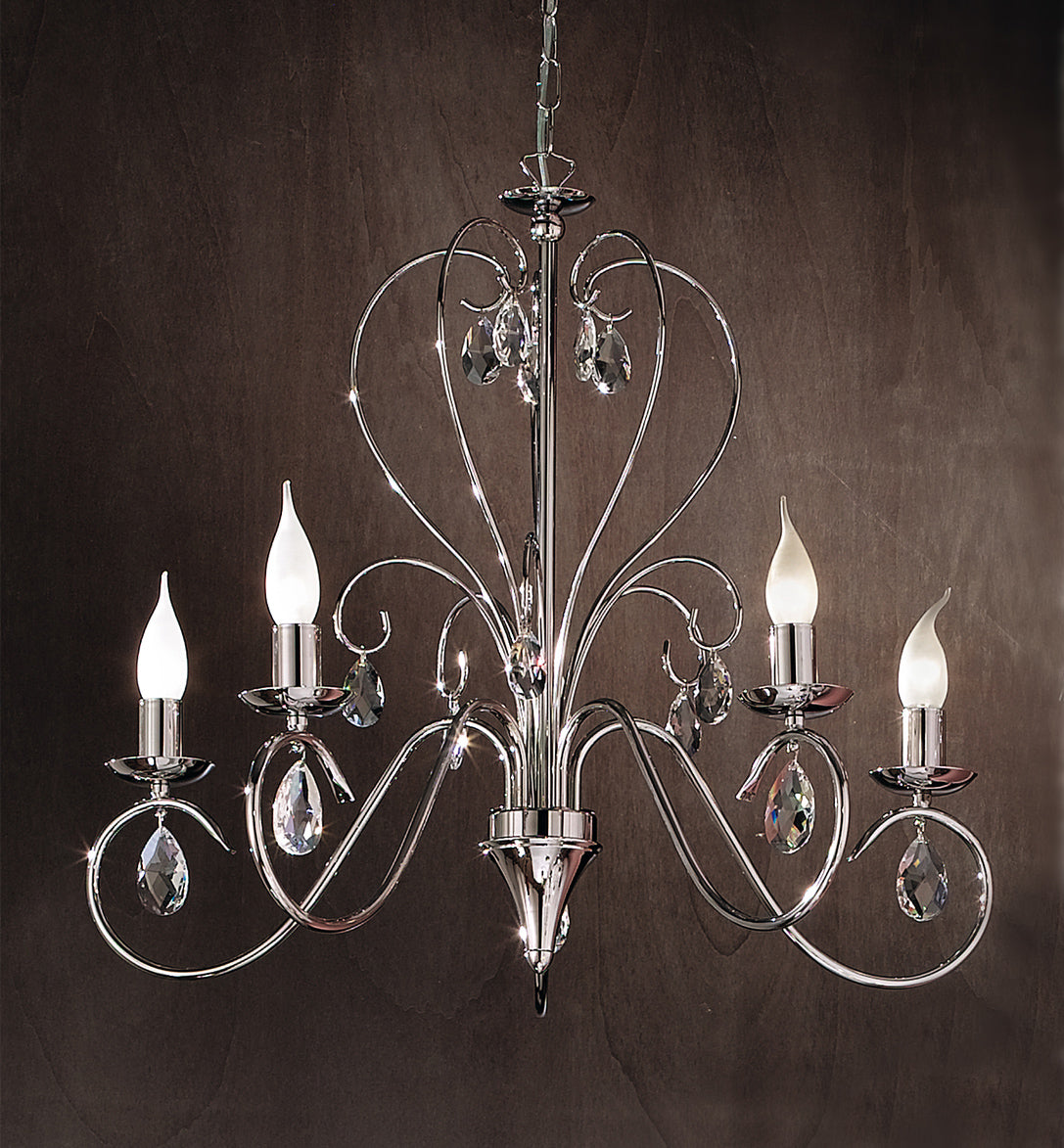 Même lustre en finition chromée brillante, cinq bras et gouttes de cristal taillé