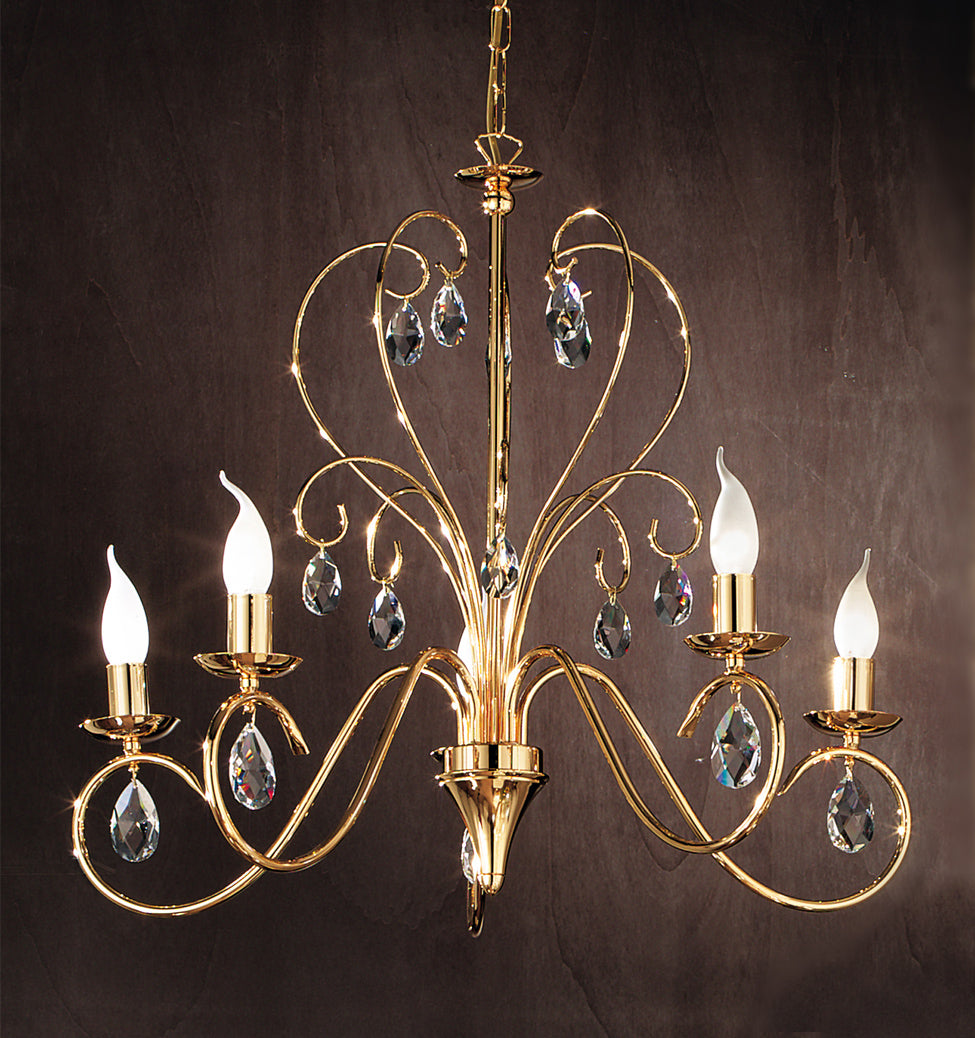 Lustre doré à cinq bras recourbés et pampilles de cristal sur fond sombre