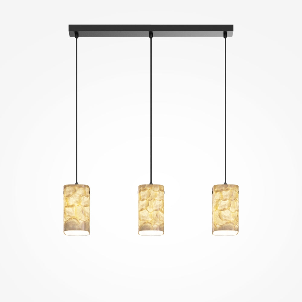 Vue d'ensemble du luminaire suspendu noir avec trois abat-jours cylindriques en pierre translucide.