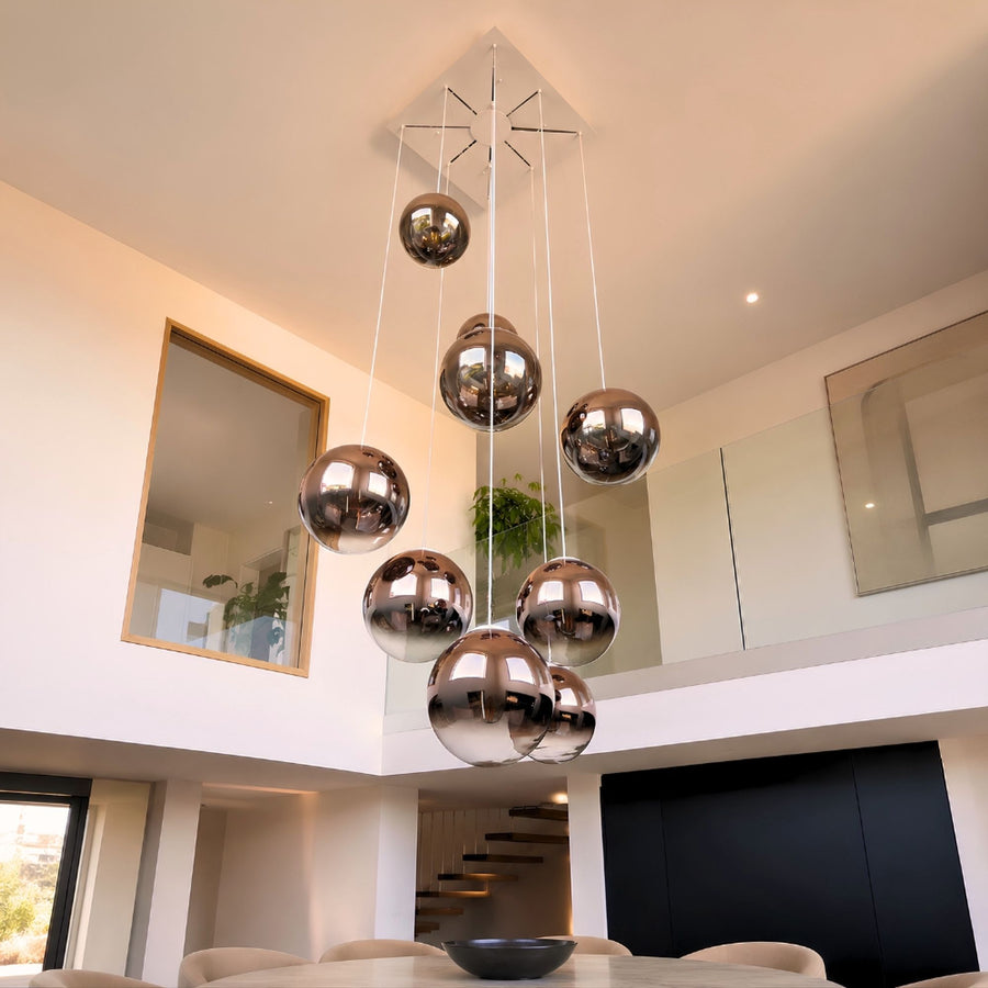 Vue en contre-plongée de la suspension multiple sous plafond blanc avec plaques en étoile.