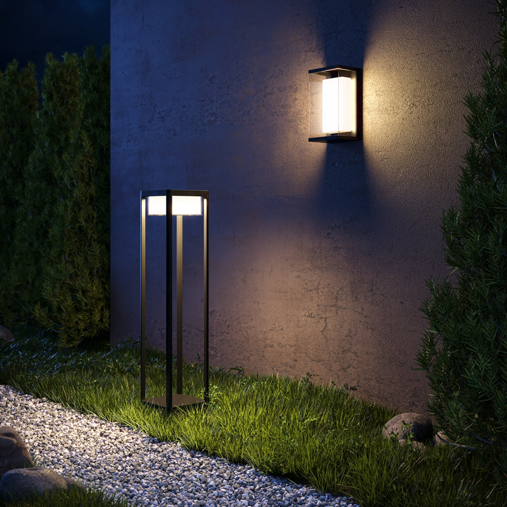 Mise en ambiance nocturne dans un jardin, lampadaire et applique murale allumés