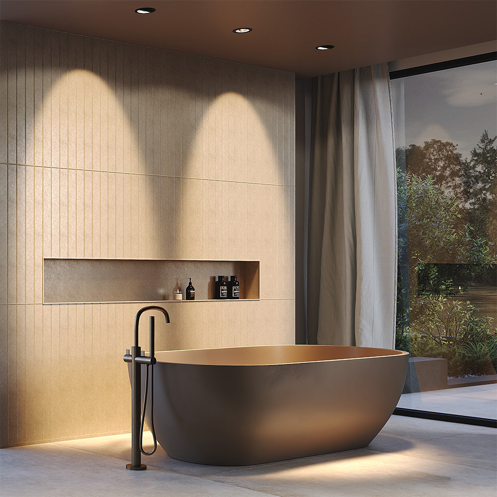 Mise en ambiance salle de bain avec spots encastrés éclairant mur et baignoire