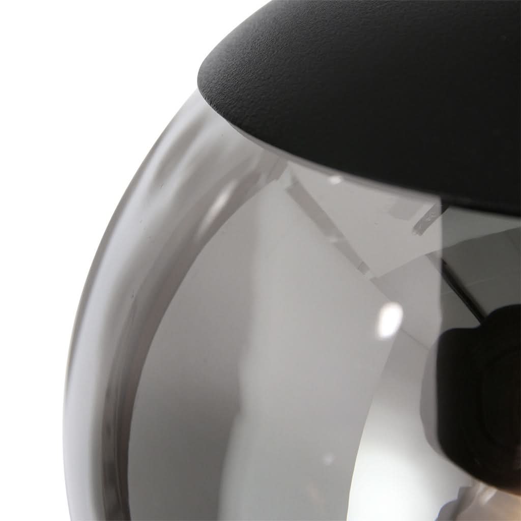 Détail rapproché du verre fumé et de la calotte noire mate