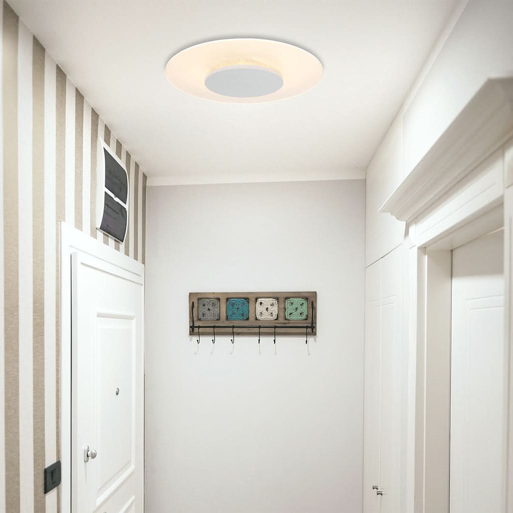 Mise en ambiance du plafonnier allumé au plafond d'un couloir blanc étroit