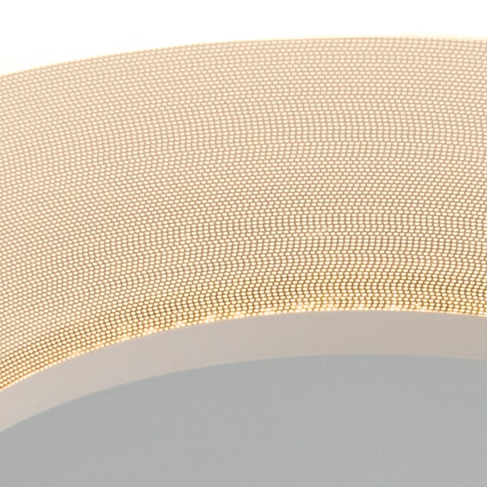 Gros plan du bord du diffuseur strié doré et lumière chaude