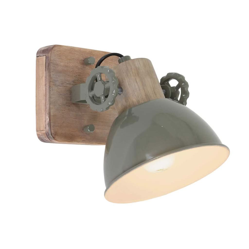 Luminaire mural vu de trois quarts, platine en bois et coupelle verte orientée vers le bas