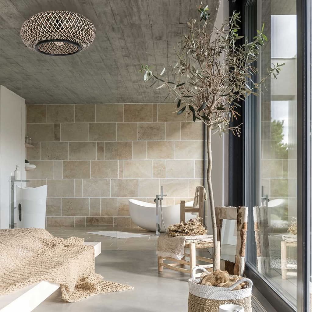 Plafonnier tressé installé au plafond dans une salle de bain en béton et pierre