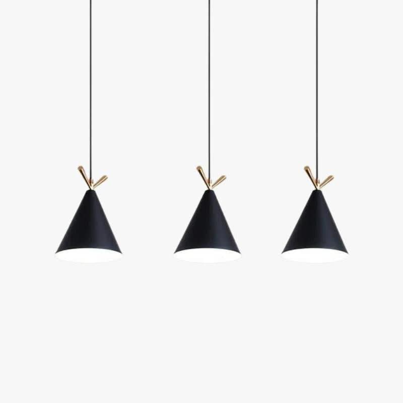 Trois luminaires suspendus en métal noir sur fond blanc, vue de face alignée