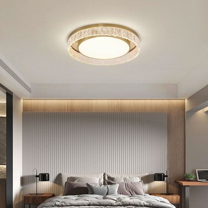 Luminaire éteint fixé au plafond au-dessus d'un lit dans une chambre moderne
