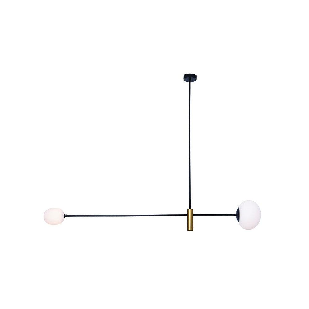 Luminaire suspendu sur fond blanc, tige noire horizontale, deux globes opalescents et détail doré.