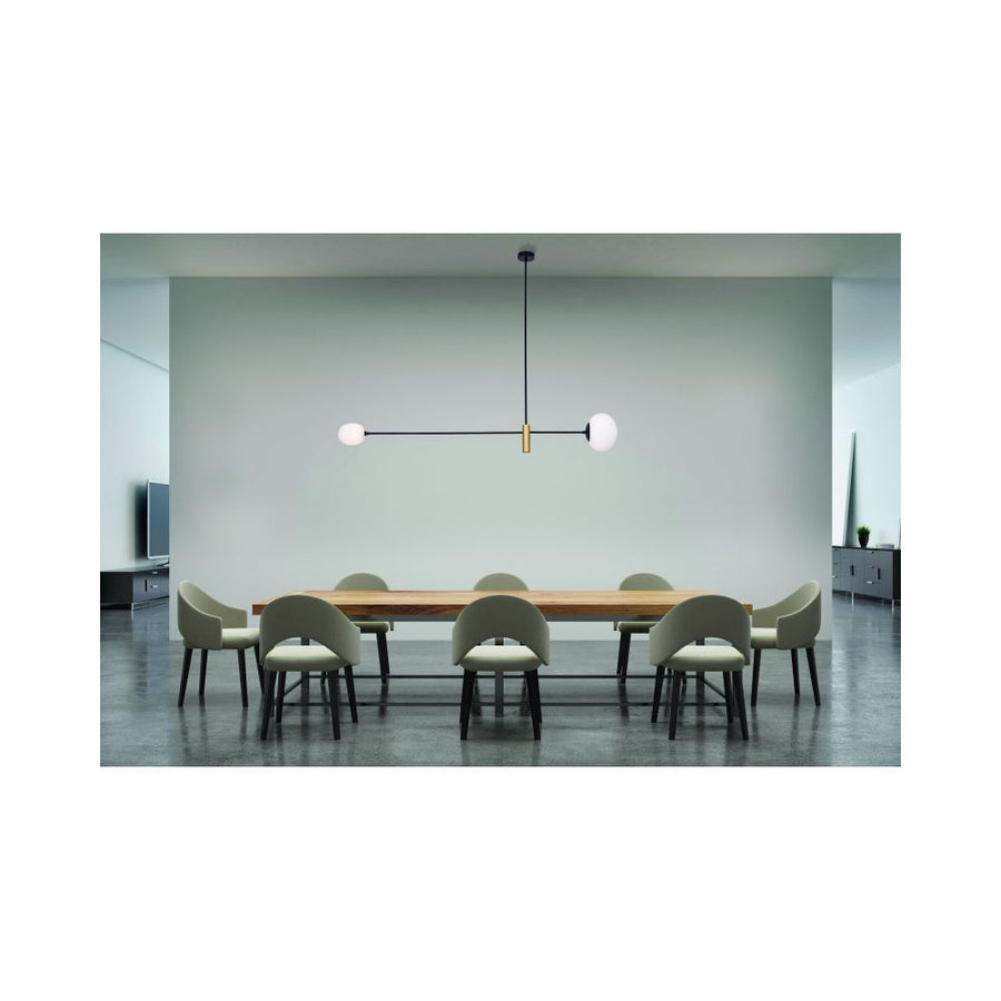 Suspension installée au-dessus d'une grande table en bois, dans une salle à manger minimaliste.