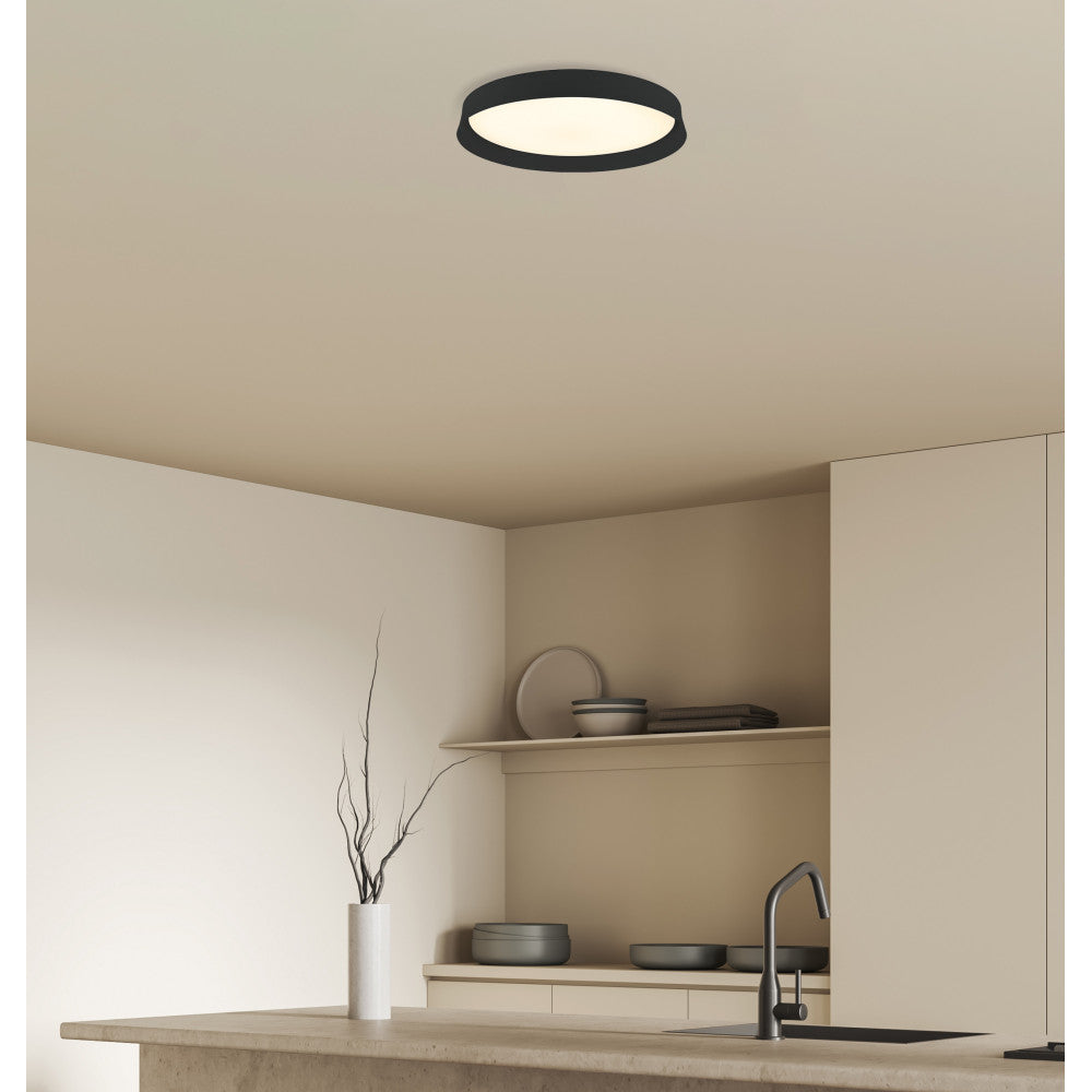 Vue de dessous en intérieur beige, plafonnier éclairant une pièce minimaliste
