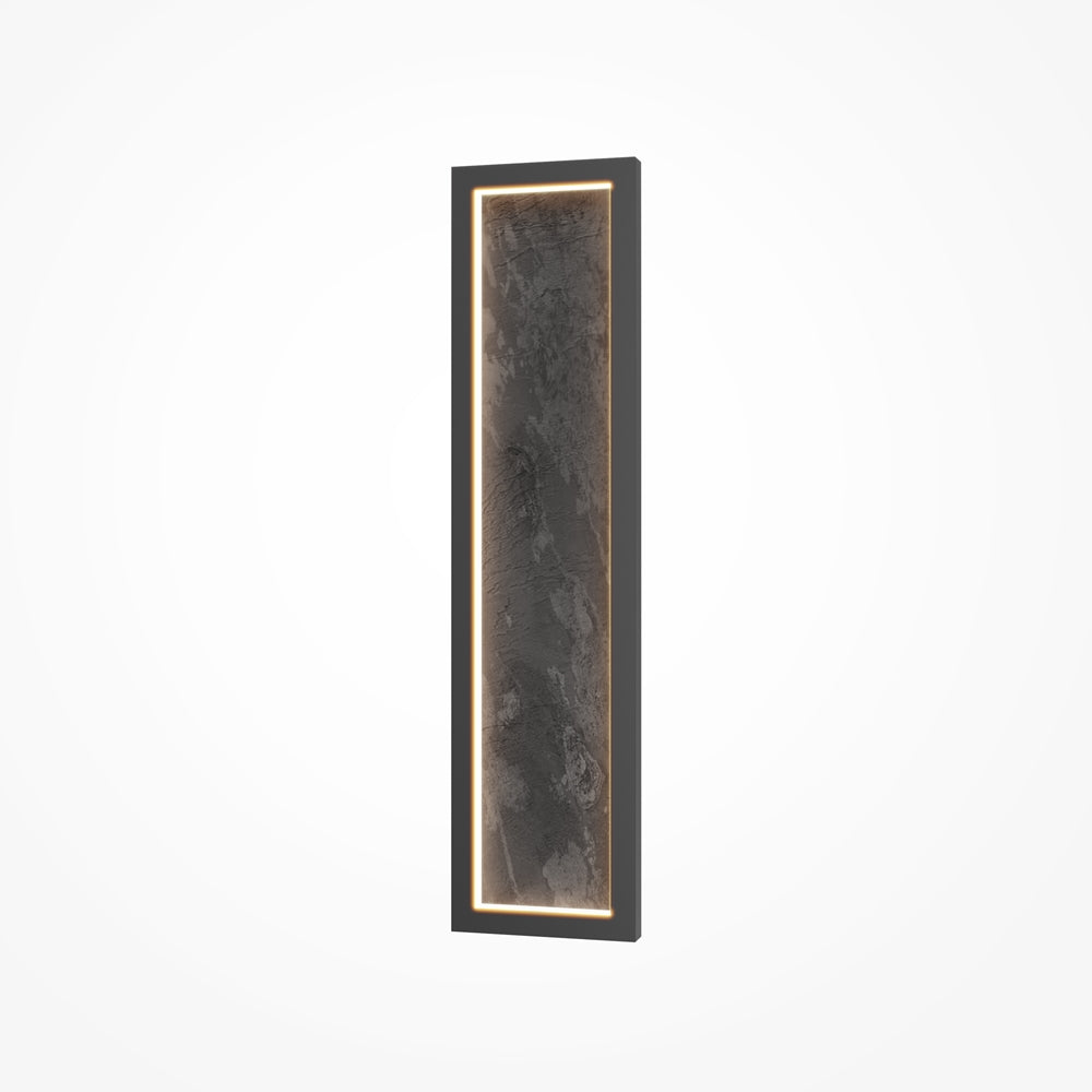 Vue de face du luminaire éteint sur fond blanc, cadre noir rectangulaire allongé