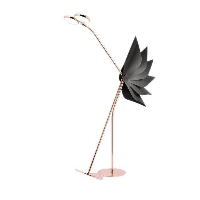 Profil du lampadaire montrant la tige inclinée et sa base plate
