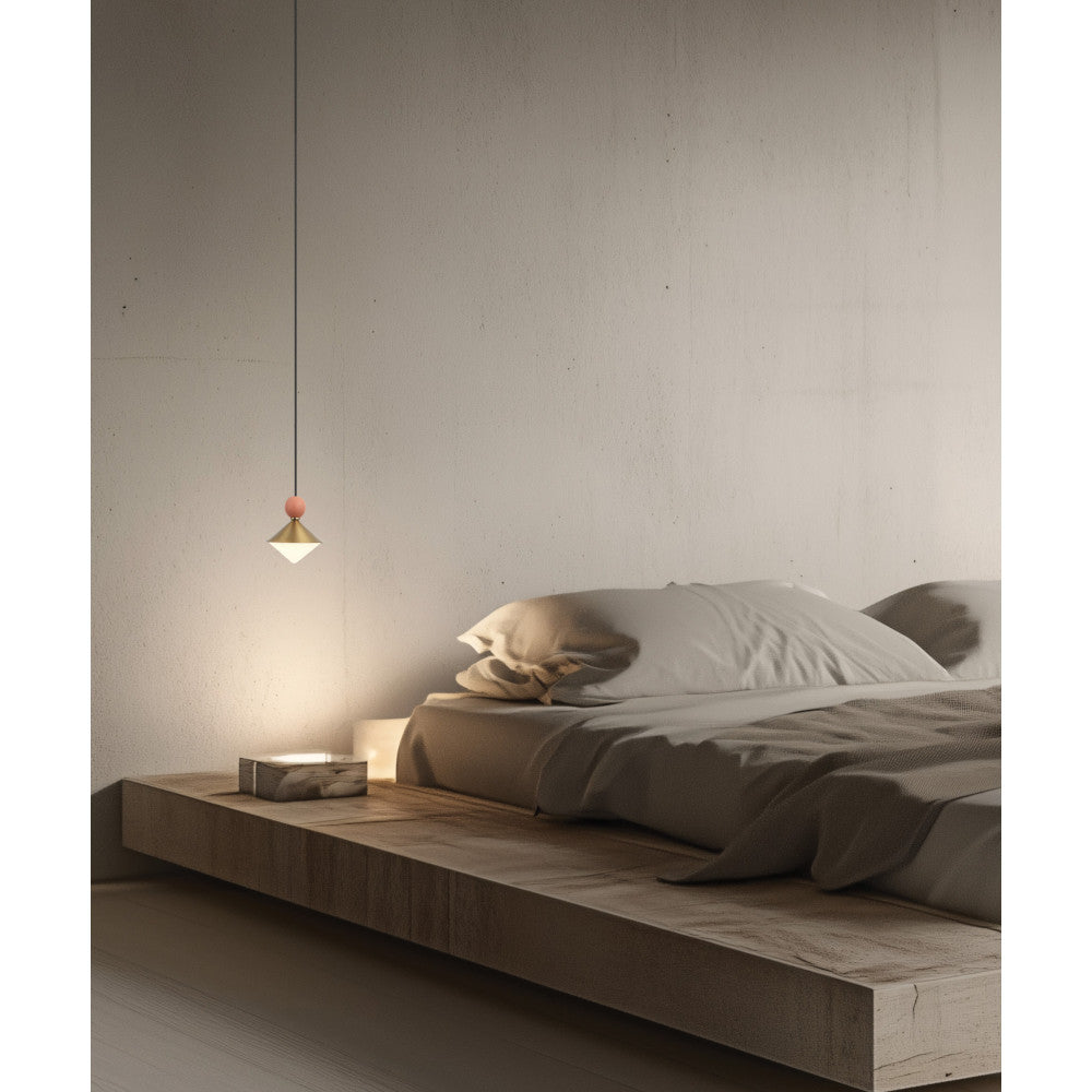 Suspension allumée au-dessus d'un lit plateforme, ambiance chambre épurée béton et bois clair