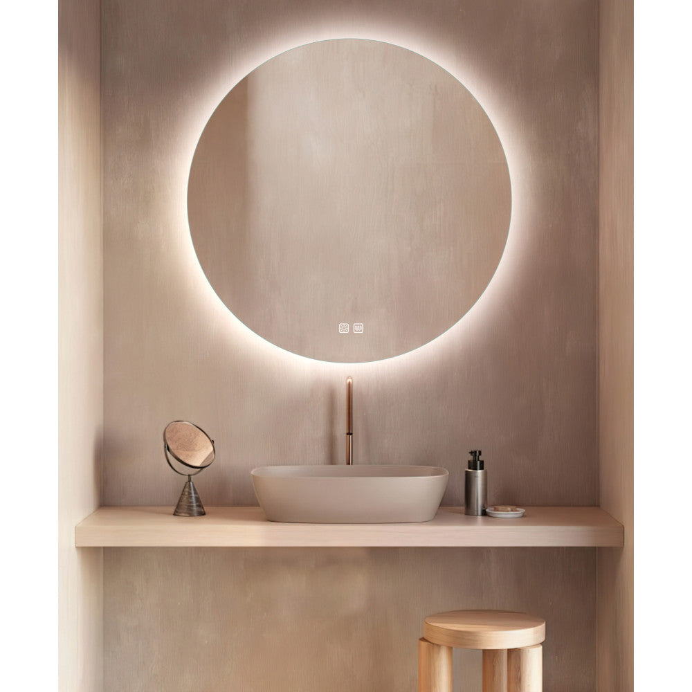 Miroir circulaire éclairé périphériquement au-dessus d'une vasque, ambiance salle de bain moderne.