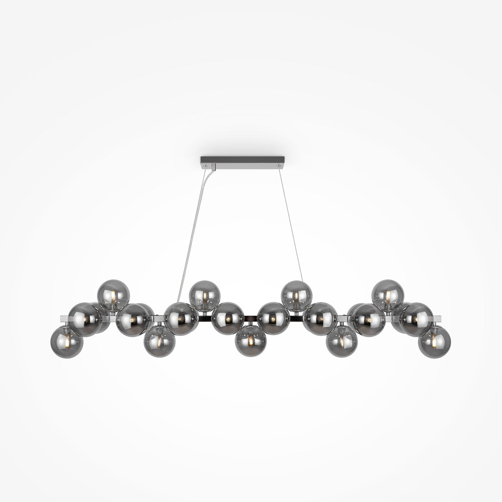 Suspension argentée vue de face, globes de verre fumé alignés sur barre horizontale