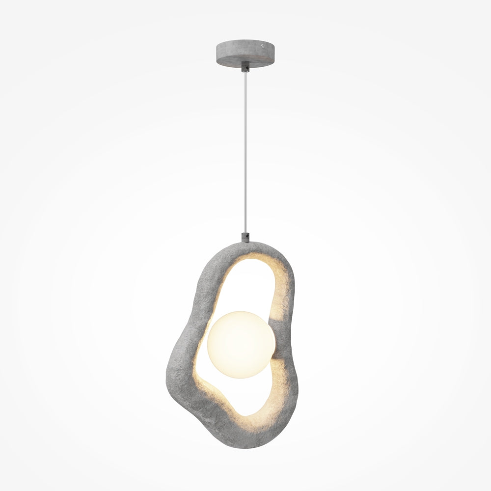 Suspension sur fond blanc, anneau organique en béton gris et sphère lumineuse