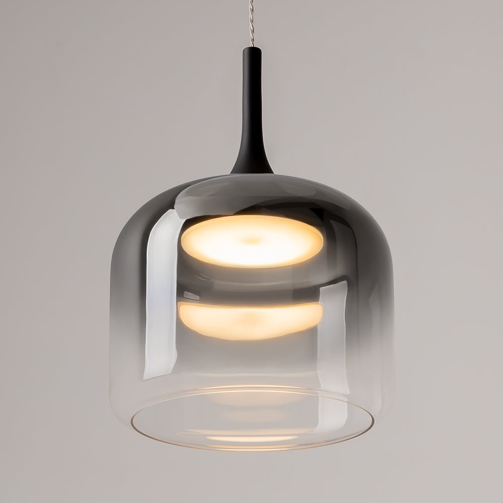 Détail du disque LED allumé au cœur du globe en verre