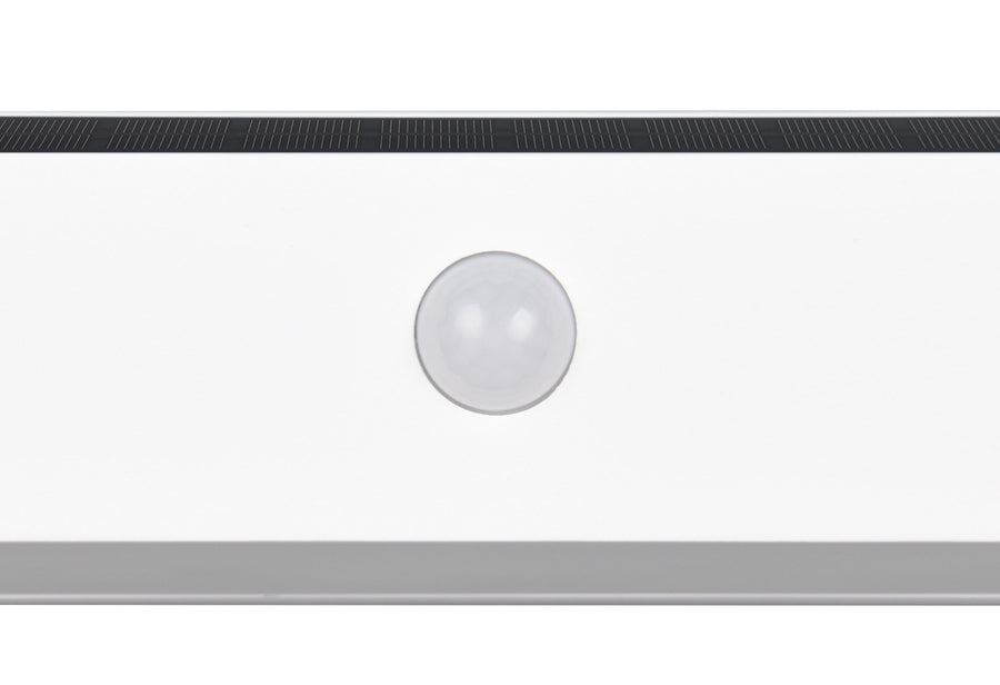 Gros plan sur la bille détectrice de mouvement et la grille noire de l'applique.