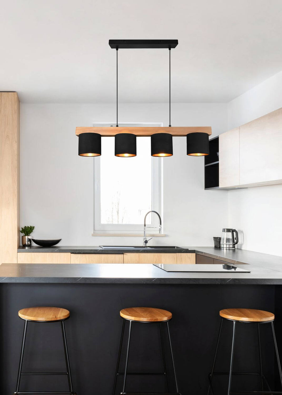 Vue de face du luminaire suspendu dans une cuisine claire, plan rapproché