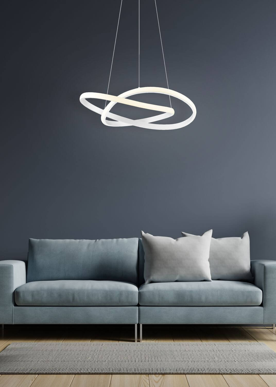 Vue rapprochée du luminaire blanc mat, avec canapé et coussins en arrière-plan.