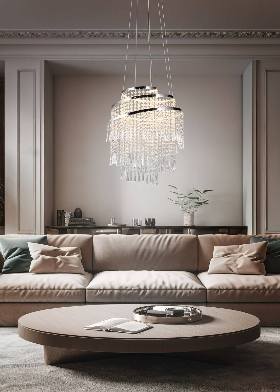 Vue rapprochée du luminaire à étages dans un intérieur chic aux moulures décoratives