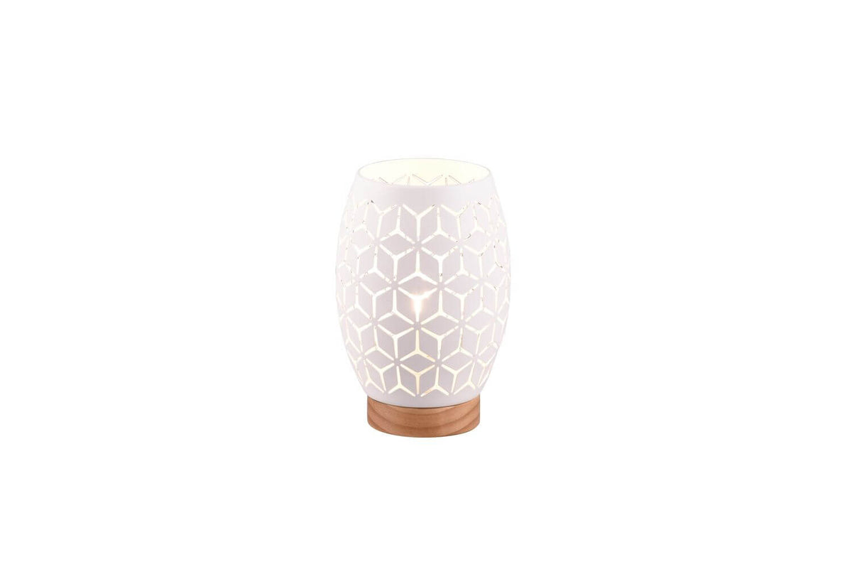 Vue rapprochée de la lampe allumée, abat-jour blanc perforé et base en bois.