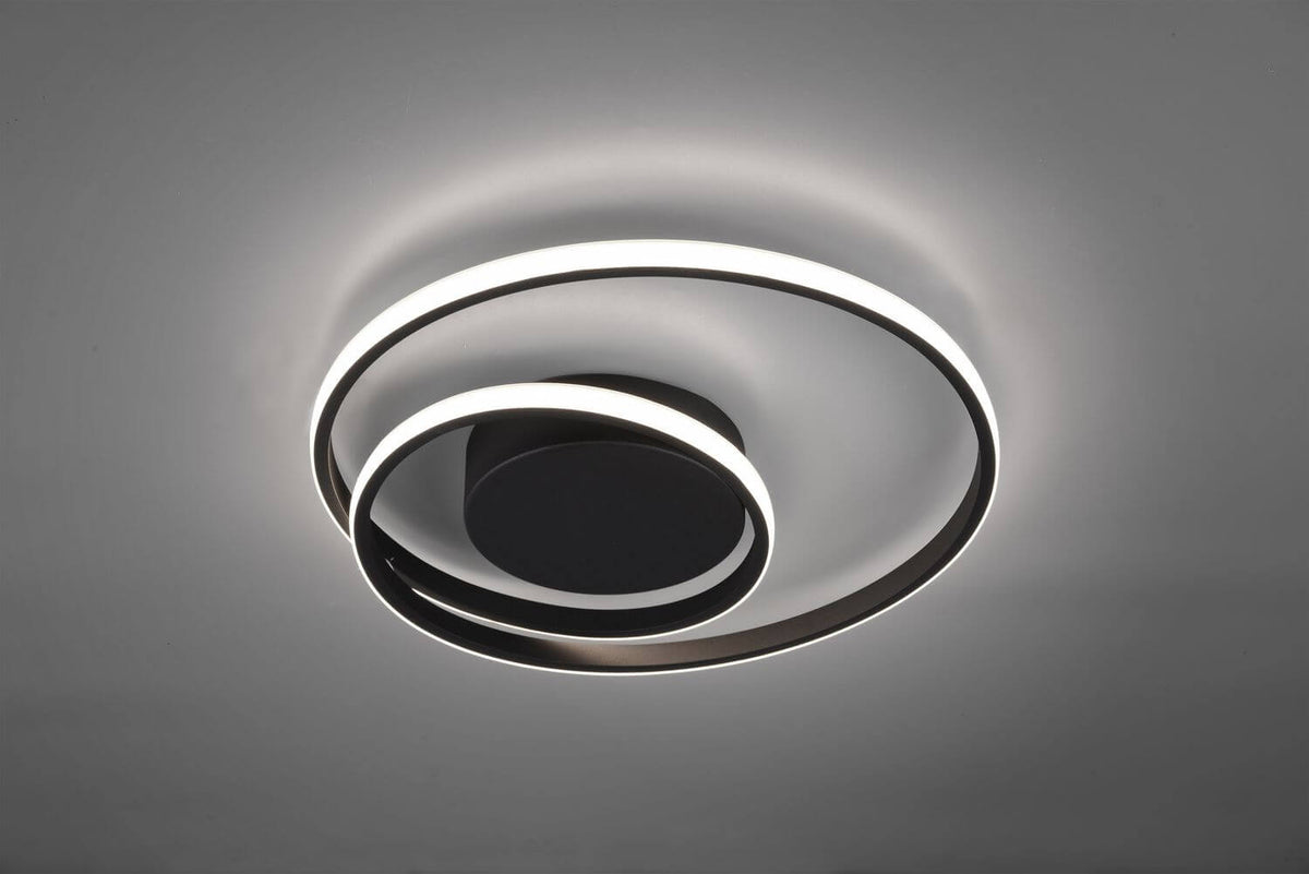 Gros plan sur le bandeau lumineux des anneaux et leur finition noire mate