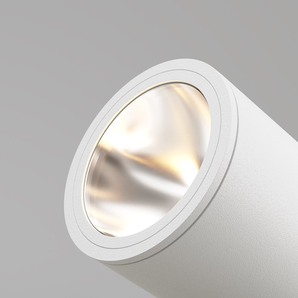 Gros plan sur la lentille du projecteur blanc et sa collerette métallique