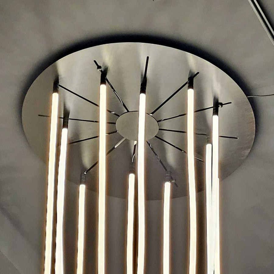 Détail du pavillon circulaire au plafond avec les tubes lumineux qui descendent en étoile